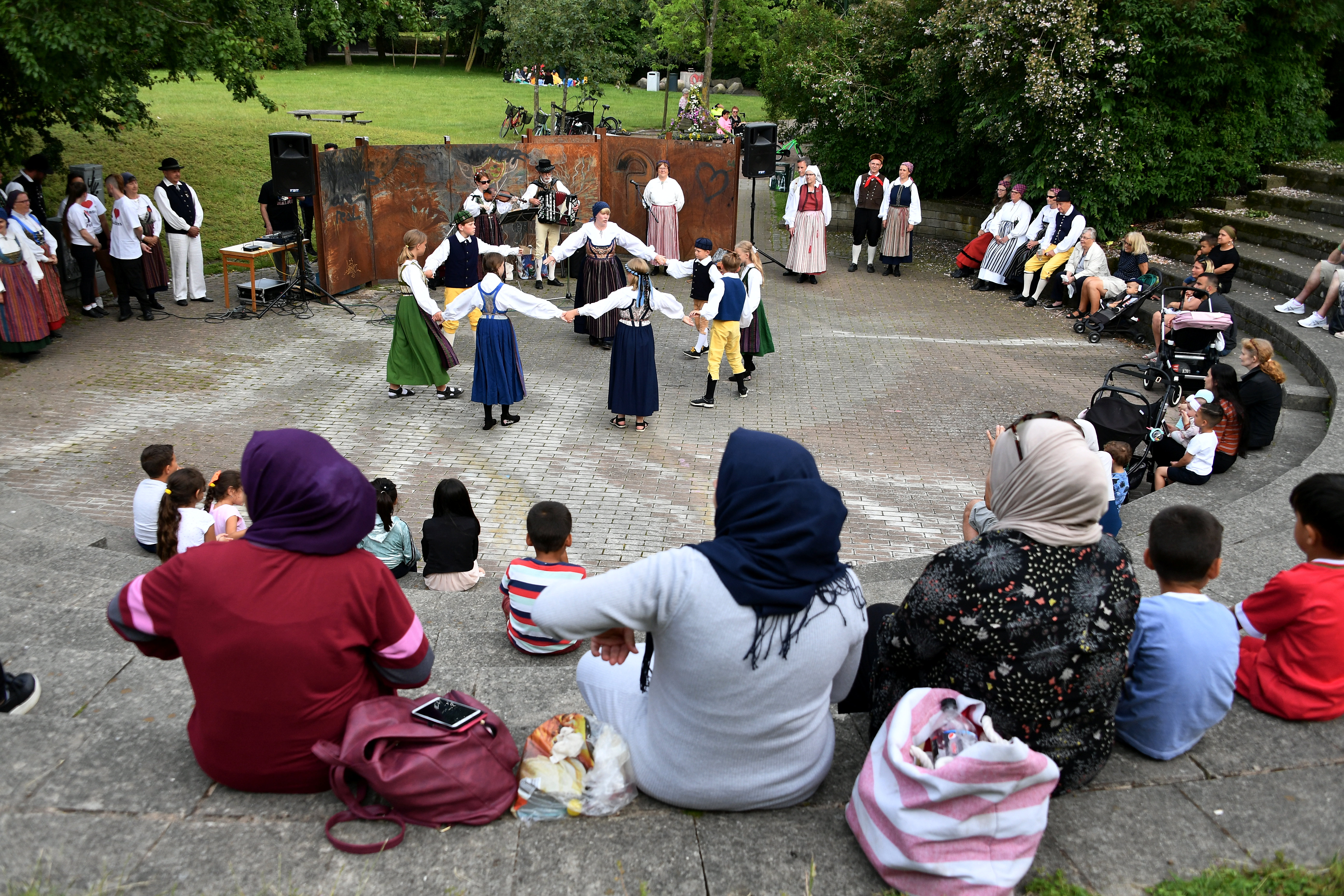 Midsommarfirande vid Amfiteatern på Lindängen - PPPress.se