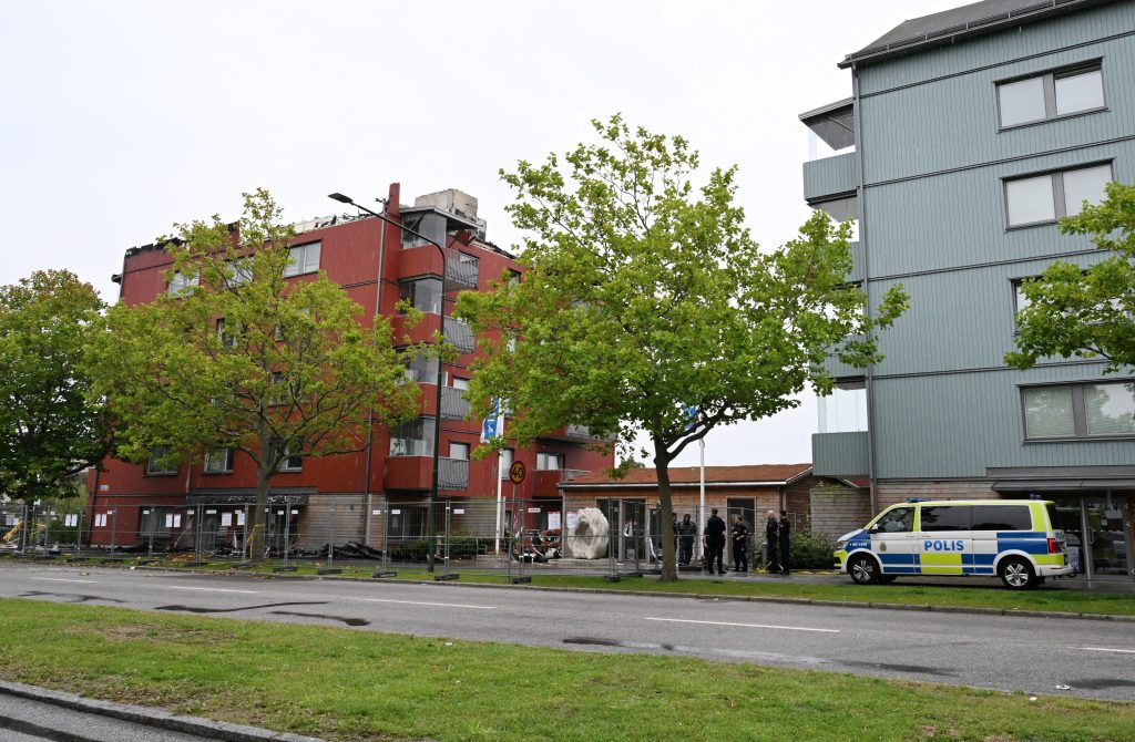 Polis fick åter kallas till den branddrabbade MKB fastigheten på ...